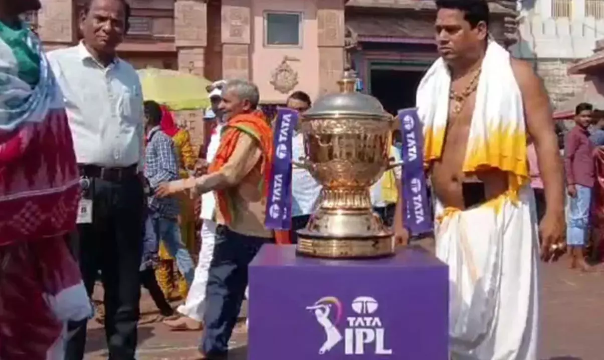 IPL 2025 ट्रॉफी टूर्नामेंट से पहले पुरी जगन्नाथ मंदिर पहुंची IPL 2025 ट्रॉफी टूर्नामेंट से पहले पुरी जगन्नाथ मंदिर पहुंची