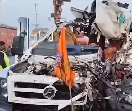 UP: टेंपो ट्रैवलर बस से टकराया; चार की मौत, 6 घायल UP: टेंपो ट्रैवलर बस से टकराया; चार की मौत, 6 घायल