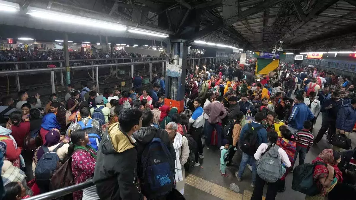 गई 18 लोगों की जान, सामने आई रेलवे स्टेशन पर भगदड़ की वजह गई 18 लोगों की जान, सामने आई रेलवे स्टेशन पर भगदड़ की वजह
