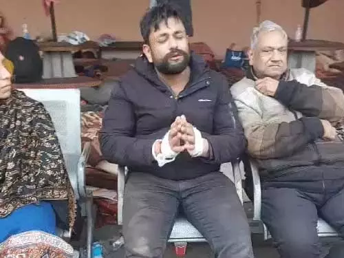 कार सवार दंपति को डिनर से लौटते समय लुटेरों ने घेरा, एक को उतारा मौत के घाट कार सवार दंपति को डिनर से लौटते समय लुटेरों ने घेरा, एक को उतारा मौत के घाट