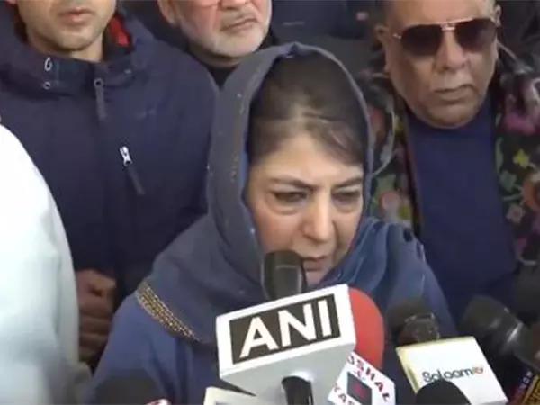 महबूबा मुफ्ती ने आतंकी संबंधों के चलते सरकारी कर्मचारियों की बर्खास्तगी पर NC की आलोचना की महबूबा मुफ्ती ने आतंकी संबंधों के चलते सरकारी कर्मचारियों की बर्खास्तगी पर NC की आलोचना की