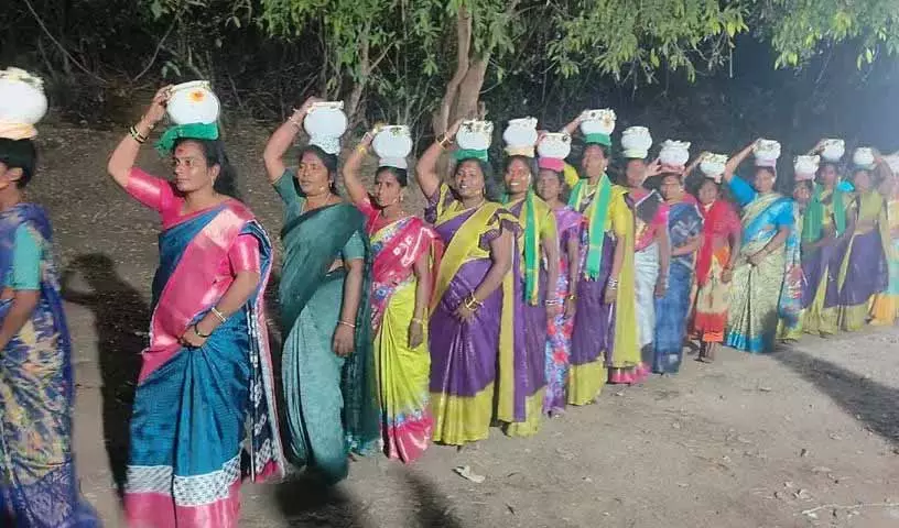 Mancherial में गांधारी जतरा के दूसरे दिन महापूजा की गई Mancherial में गांधारी जतरा के दूसरे दिन महापूजा की गई