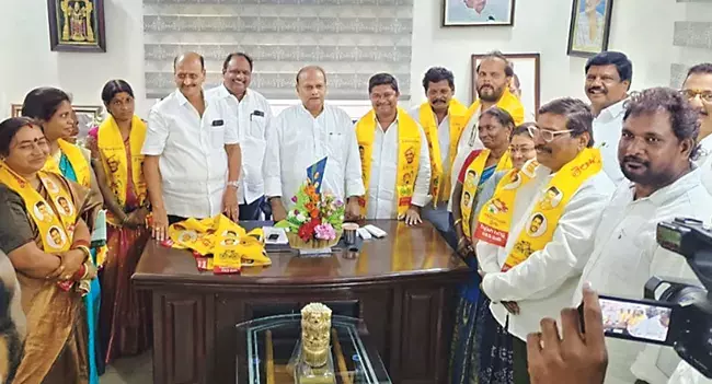 Andhra : तुनि वाईएसआरसीपी के छह और पार्षद टीडीपी में शामिल Andhra : तुनि वाईएसआरसीपी के छह और पार्षद टीडीपी में शामिल