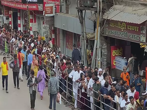 महाकुंभ से लौट रहे लाखों तीर्थयात्री Varanasi के विश्वनाथ मंदिर में दर्शन कर रहे महाकुंभ से लौट रहे लाखों तीर्थयात्री Varanasi के विश्वनाथ मंदिर में दर्शन कर रहे
