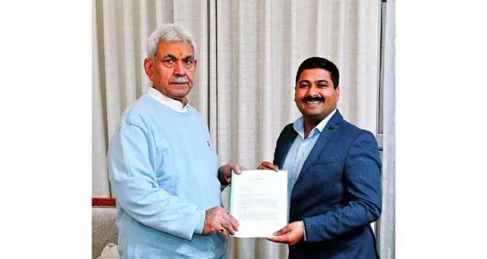 गौरव ने LG से मुलाकात की, प्रमुख सार्वजनिक मुद्दों पर प्रकाश डाला गौरव ने LG से मुलाकात की, प्रमुख सार्वजनिक मुद्दों पर प्रकाश डाला