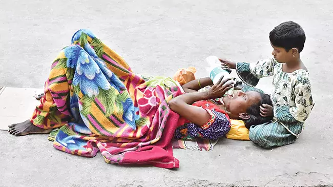 Telangana: उस्मानिया अस्पताल के बाहर जमीन पर पड़ी हुई महिला Telangana: उस्मानिया अस्पताल के बाहर जमीन पर पड़ी हुई महिला