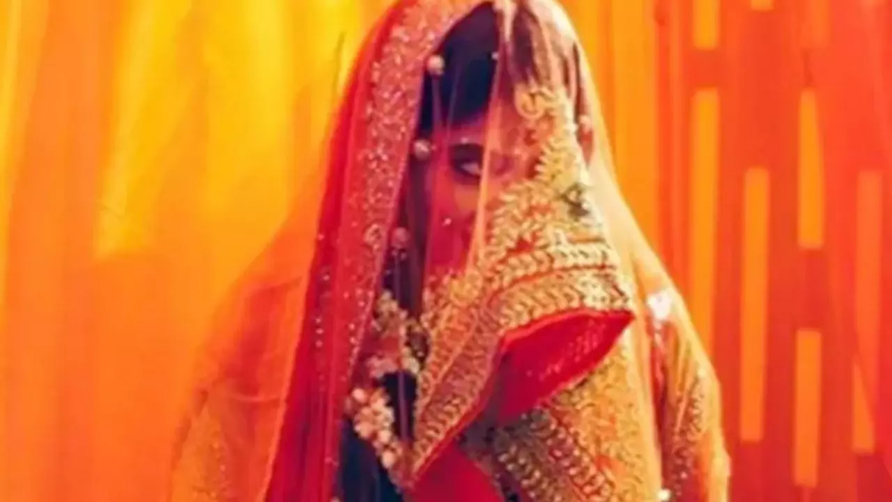 Jalaun: शादी के बाद ही नवविवाहिता प्रेमी के साथ हुई फुर्र, जांच में जुटी पुलिस Jalaun: शादी के बाद ही नवविवाहिता प्रेमी के साथ हुई फुर्र, जांच में जुटी पुलिस