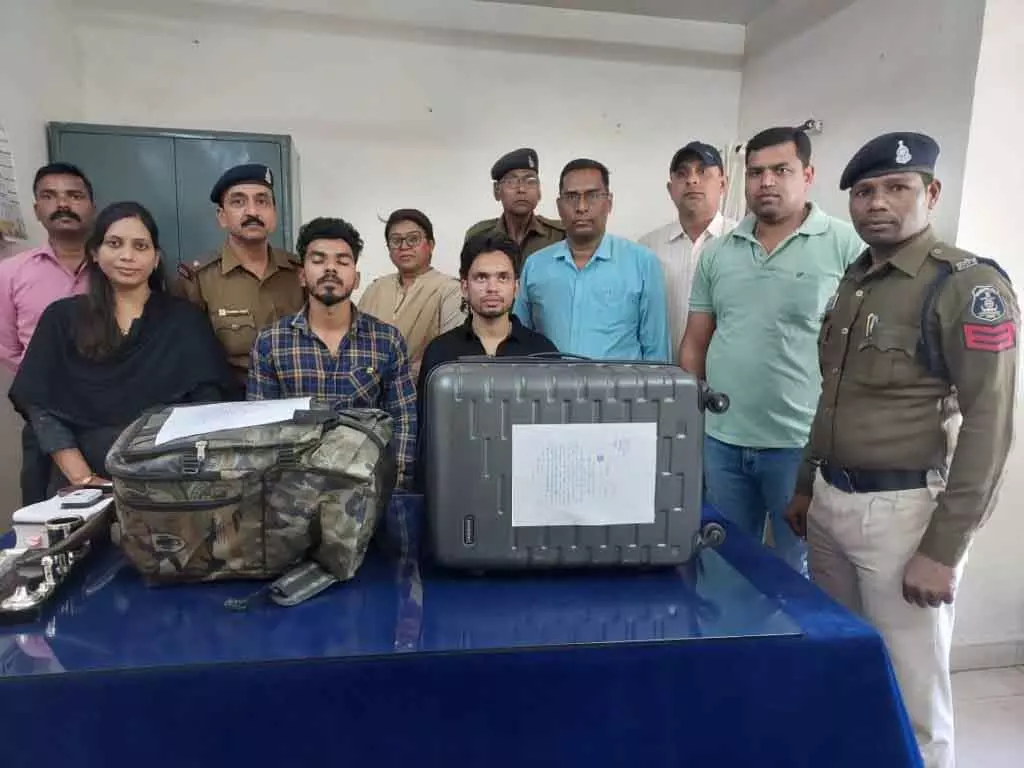 ओड़िशा से रायपुर रेलवे स्टेशन पहुंचे दो गांजा तस्कर गिरफ्तार ओड़िशा से रायपुर रेलवे स्टेशन पहुंचे दो गांजा तस्कर गिरफ्तार