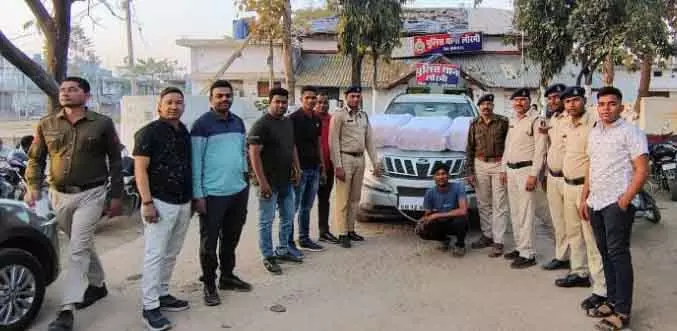 लालपुर से निकले थे गांजा सप्लाई करने, कार के साथ पकड़ाए तस्कर लालपुर से निकले थे गांजा सप्लाई करने, कार के साथ पकड़ाए तस्कर