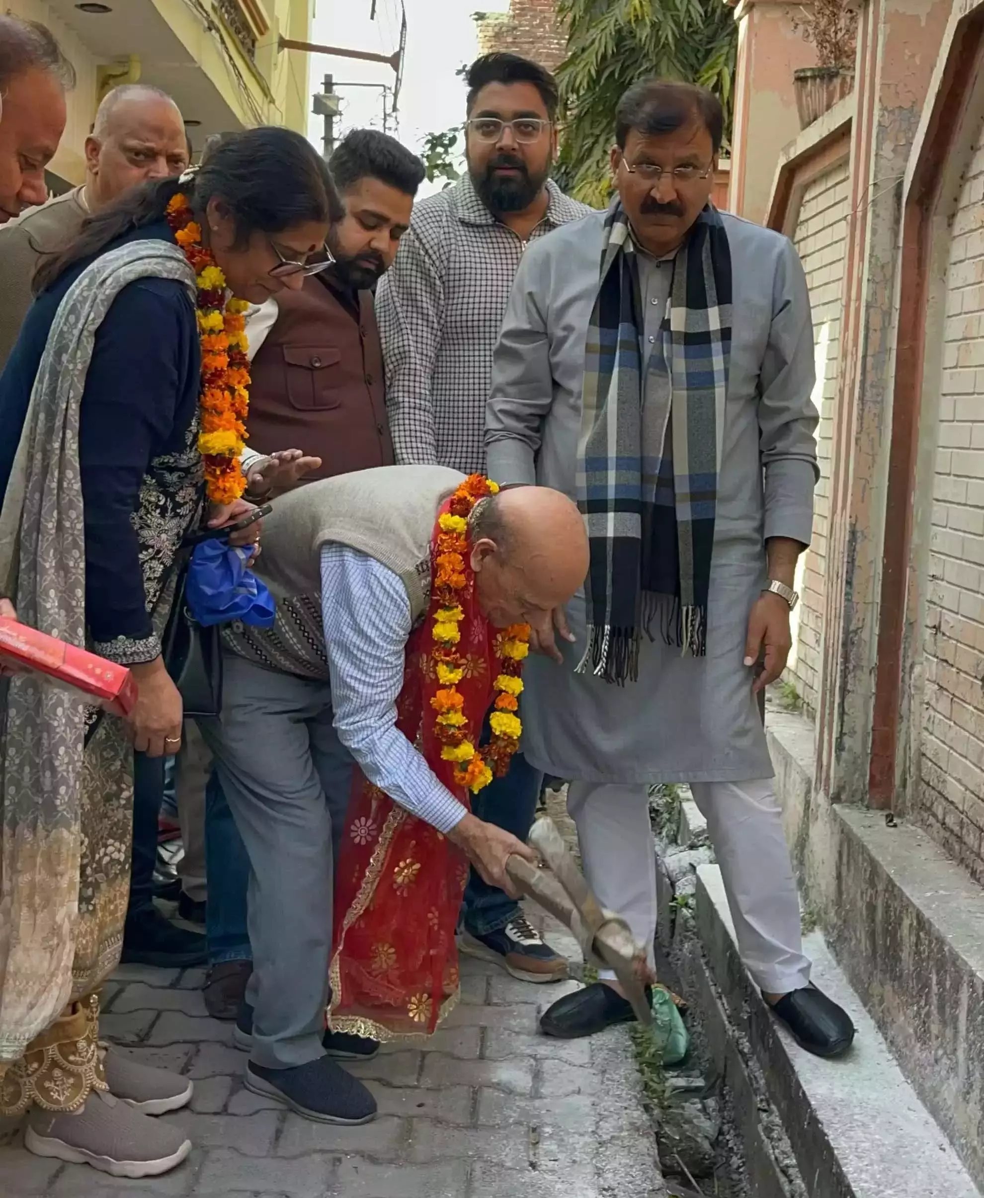 Arvind ने वार्ड 25 में ड्रेनेज सिस्टम के उन्नयन कार्य का शुभारंभ किया Arvind ने वार्ड 25 में ड्रेनेज सिस्टम के उन्नयन कार्य का शुभारंभ किया