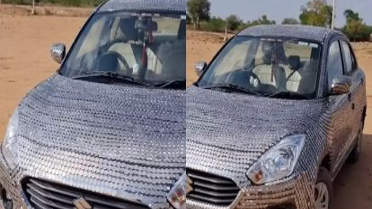 पैसे वाली गाड़ी: शख्स ने अपनी कार को सिक्कों से किया कवर, देखें VIDEO पैसे वाली गाड़ी: शख्स ने अपनी कार को सिक्कों से किया कवर, देखें VIDEO