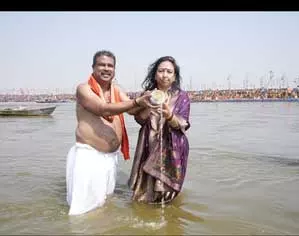 धर्मेंद्र प्रधान ने संगम में किया स्नान धर्मेंद्र प्रधान ने संगम में किया स्नान