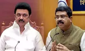 CM ने त्रिभाषी नीति की संवैधानिक वैधता को लेकर धर्मेंद्र प्रधान को चुनौती दी CM ने त्रिभाषी नीति की संवैधानिक वैधता को लेकर धर्मेंद्र प्रधान को चुनौती दी