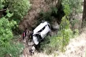 Panna : 10 फीट गहरी खाई में गिरी श्रद्धालुओं की कार , छह लोग जख्मी Panna : 10 फीट गहरी खाई में गिरी श्रद्धालुओं की कार , छह लोग जख्मी