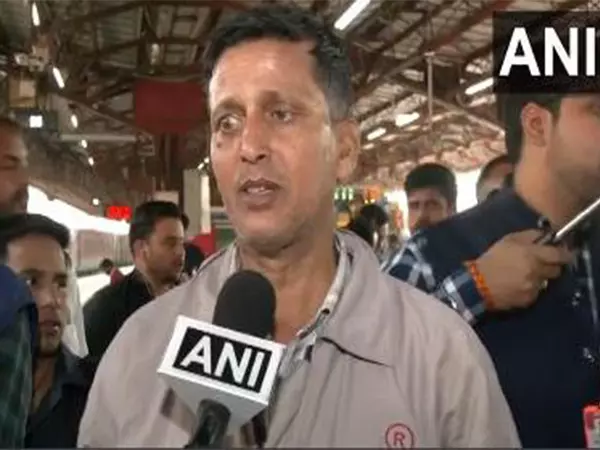 New Delhi Railway Station Stampede: प्रत्यक्षदर्शी ने कहा-मेरी पत्नी लापता है New Delhi Railway Station Stampede: प्रत्यक्षदर्शी ने कहा-मेरी पत्नी लापता है