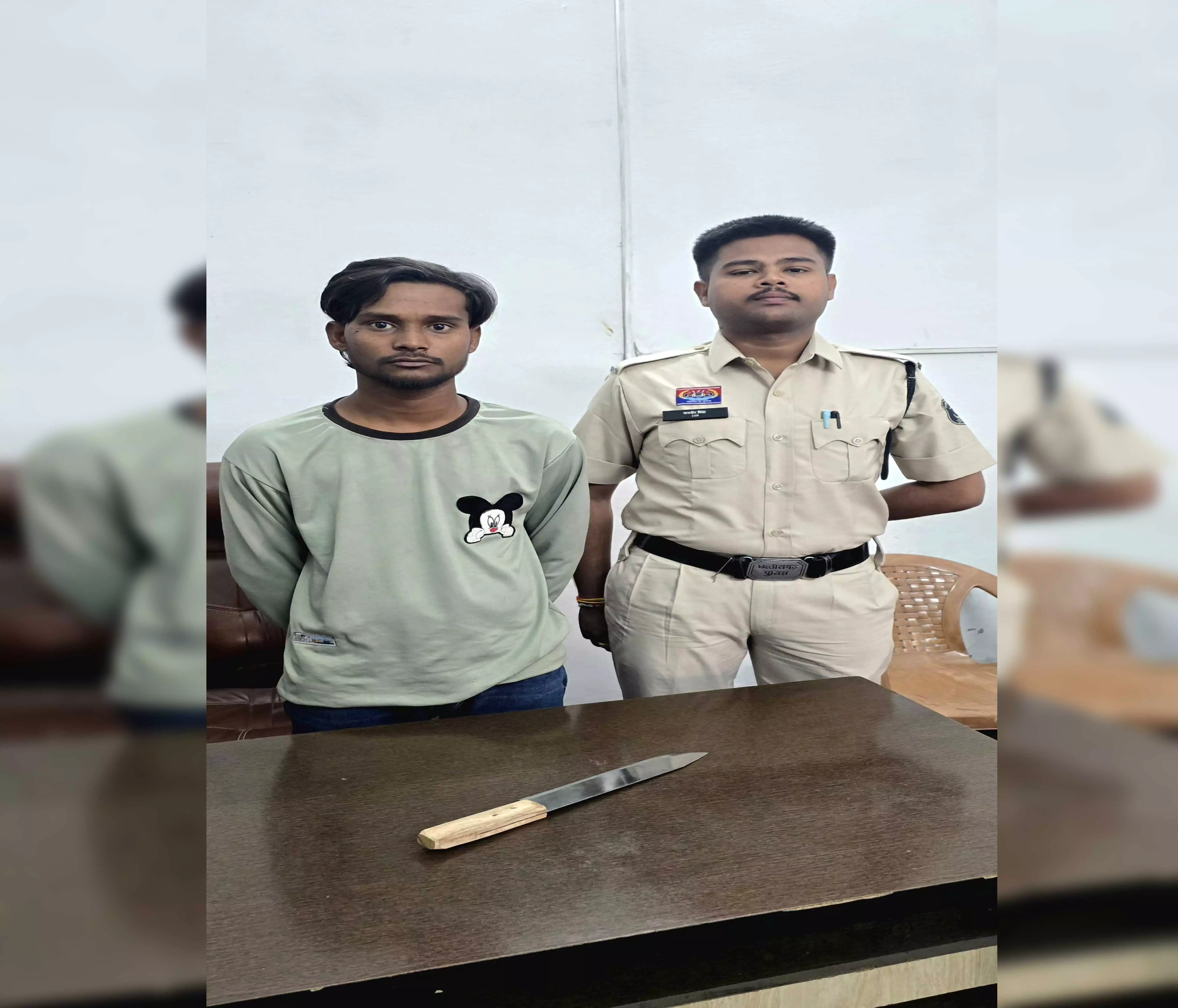 गुढ़ियारी में चाकू लहराने वाला बदमाश गिरफ्तार गुढ़ियारी में चाकू लहराने वाला बदमाश गिरफ्तार