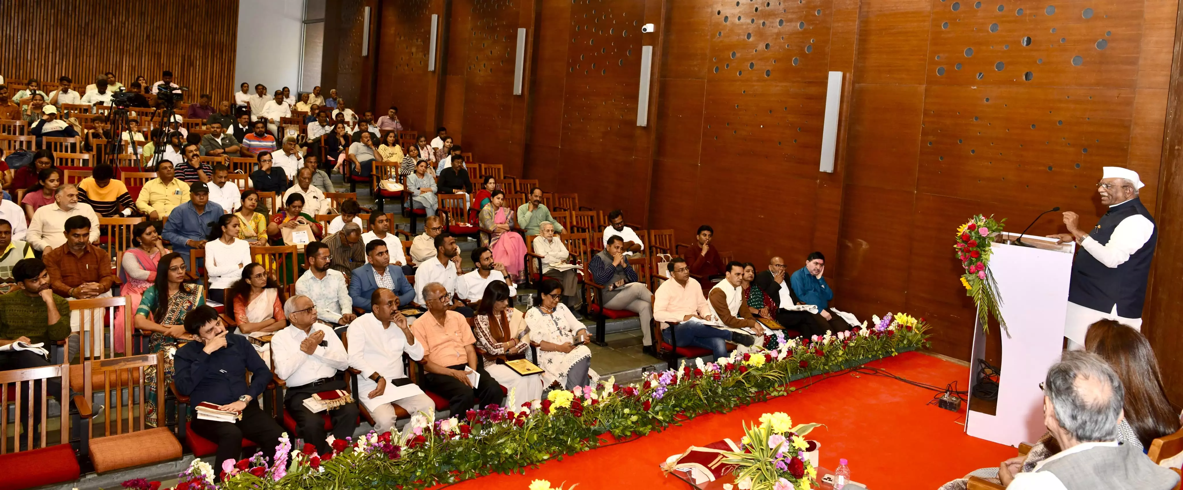 Jaipur: राज्यपाल बागडे ने अहमदाबाद में आयोजित सेमिनार में भाग लिया Jaipur: राज्यपाल बागडे ने अहमदाबाद में आयोजित सेमिनार में भाग लिया
