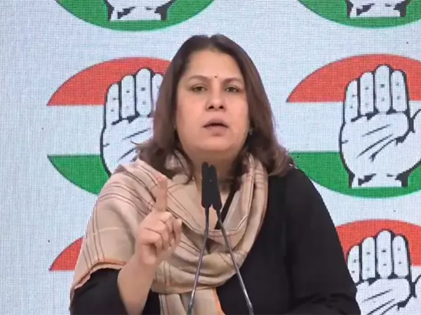 Congress ने भगदड़ की घटना को लेकर रेल मंत्री के इस्तीफे की मांग की Congress ने भगदड़ की घटना को लेकर रेल मंत्री के इस्तीफे की मांग की