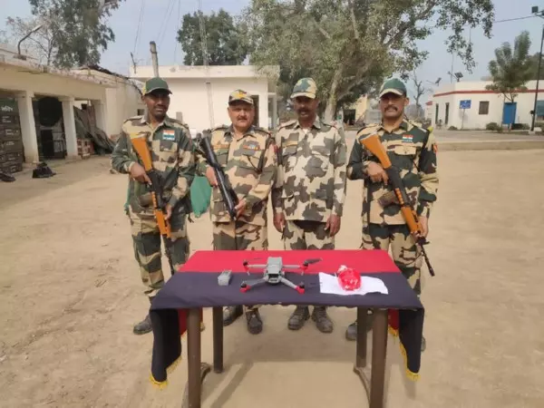 पंजाब: BSF ने फिरोजपुर, अमृतसर सीमा क्षेत्र से ड्रोन, नशीले पदार्थ जब्त किए पंजाब: BSF ने फिरोजपुर, अमृतसर सीमा क्षेत्र से ड्रोन, नशीले पदार्थ जब्त किए