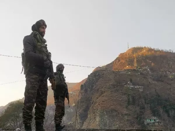 Poonch में नियंत्रण रेखा पर पाकिस्तानी सैनिकों की गोलीबारी के बाद भारतीय सेना ने जवाबी कार्रवाई की Poonch में नियंत्रण रेखा पर पाकिस्तानी सैनिकों की गोलीबारी के बाद भारतीय सेना ने जवाबी कार्रवाई की