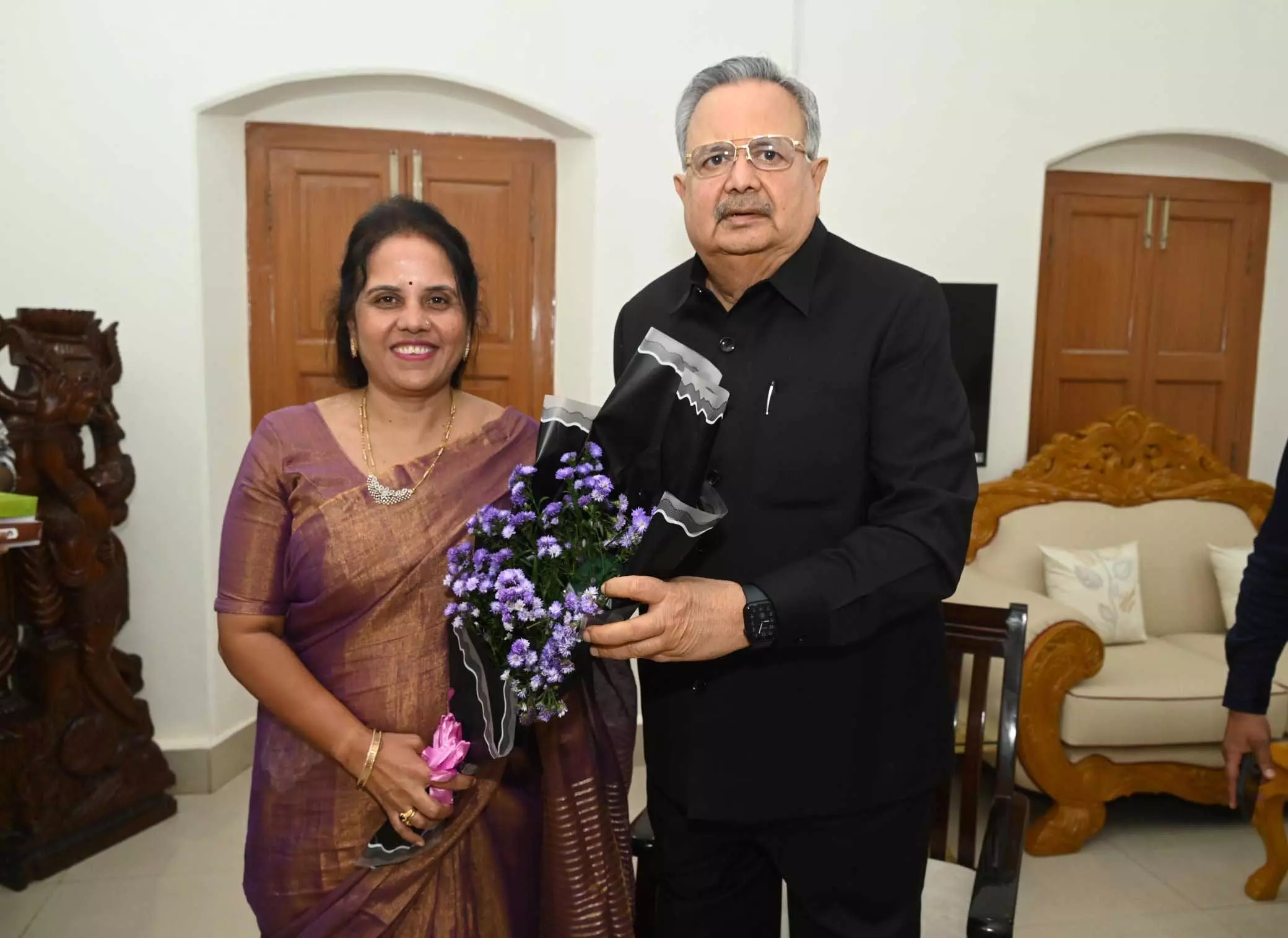 नव निर्वाचित महापौर मीनल चौबे ने की विधानसभा अध्यक्ष डॉ. रमन सिंह से मुलाकात नव निर्वाचित महापौर मीनल चौबे ने की विधानसभा अध्यक्ष डॉ. रमन सिंह से मुलाकात