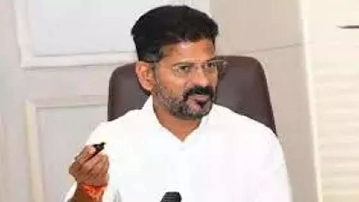 CM रेवंत रेड्डी ने युवा बाबुओं की एसी कमरों तक सीमित रहने की प्रवृत्ति की निंदा की CM रेवंत रेड्डी ने युवा बाबुओं की एसी कमरों तक सीमित रहने की प्रवृत्ति की निंदा की
