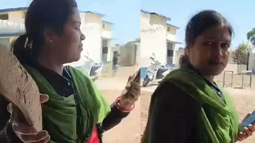महिला टीचर ने हेडमास्टर को चप्पल से पीटा, वीडियो वायरल महिला टीचर ने हेडमास्टर को चप्पल से पीटा, वीडियो वायरल