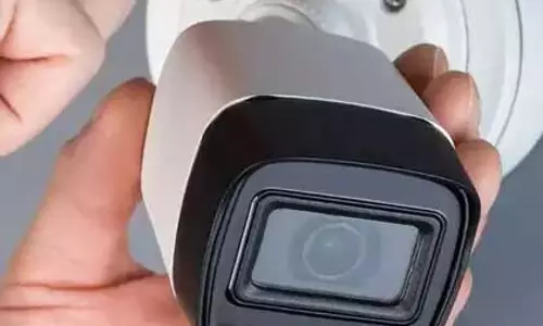 व्यापारी के बाथरूम की फॉल्स सीलिंग में मिला कैमरा, ड्राइवर गिरफ्तार