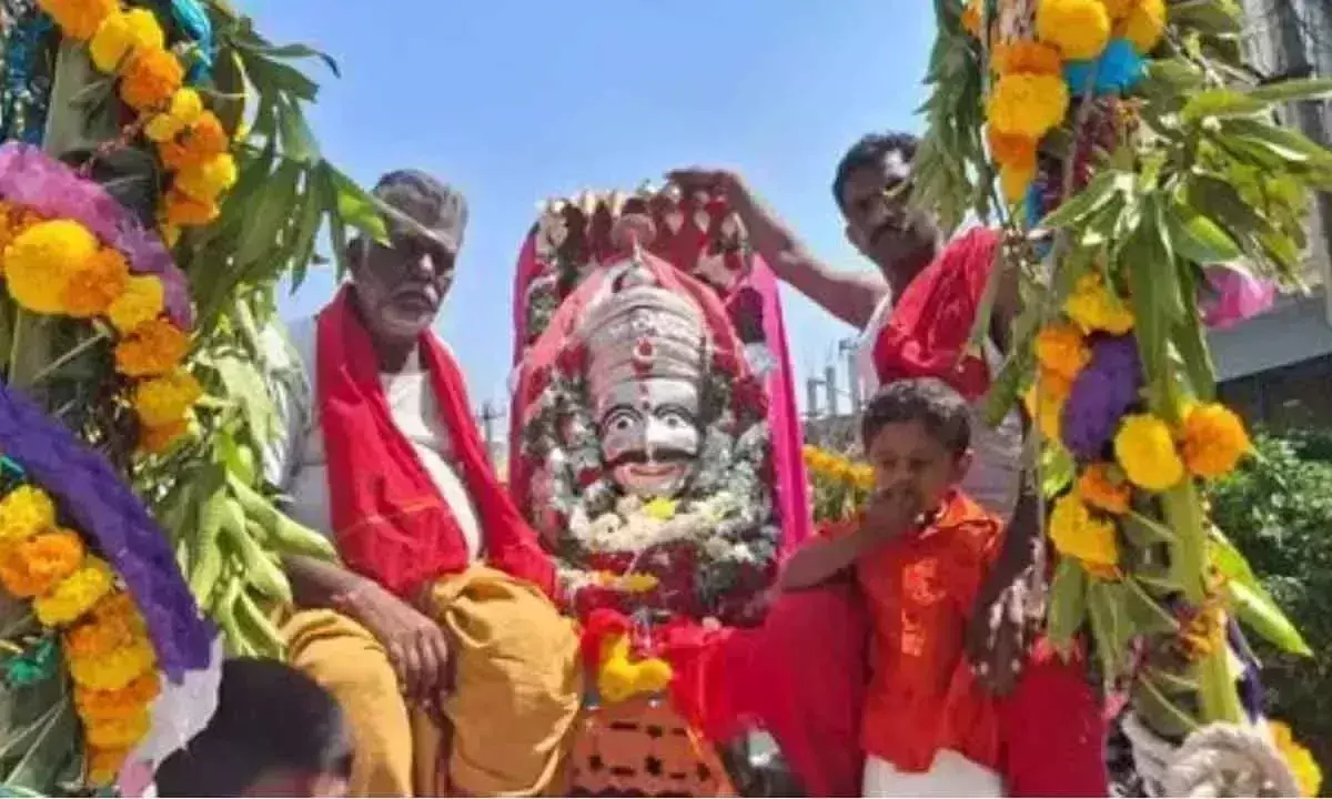 Telangana: टिक्का वीरेश्वर स्वामी की भव्य शोभायात्रा ने इजा शहर को भक्ति और उत्सव से भर दिया Telangana: टिक्का वीरेश्वर स्वामी की भव्य शोभायात्रा ने इजा शहर को भक्ति और उत्सव से भर दिया