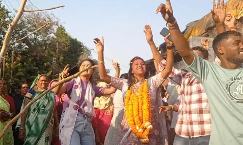 महिला प्रत्याशी ने चुनाव में हार मिलने के बाद भी निकाली रैली, जनता का आभार जताया