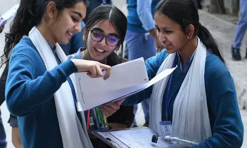 CBSE परीक्षा शुरू होने पर कक्षा 10 के छात्रों को आसान अंग्रेजी का पेपर मिलने से राहत मिली