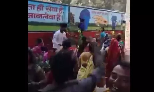 ये क्या! लोग फूल के गमले लूट कर अपने-अपने घर ले गए, मुख्यमंत्री के स्वागत के लिए लगाए गए थे ये क्या! लोग फूल के गमले लूट कर अपने-अपने घर ले गए, मुख्यमंत्री के स्वागत के लिए लगाए गए थे