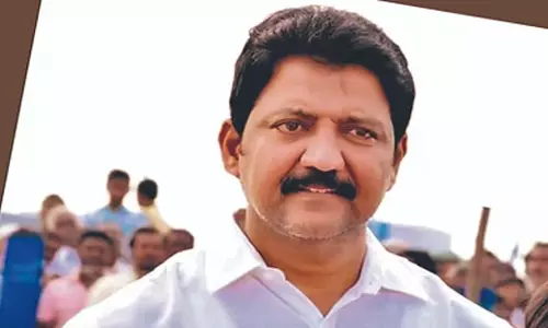 Andhra: विशेष टीमों ने हैदराबाद में वामसी के घर पर मोबाइल की तलाशी ली