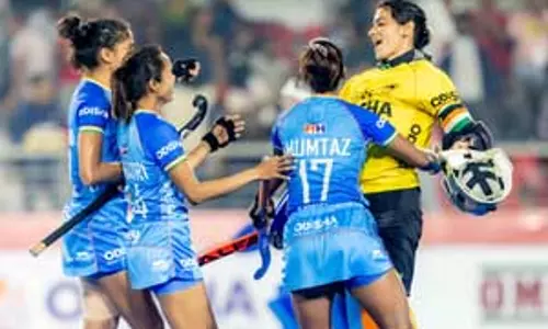 हॉकी प्रो लीग: भारतीय महिला टीम ने इंग्लैंड को 3-2 से हराया हॉकी प्रो लीग: भारतीय महिला टीम ने इंग्लैंड को 3-2 से हराया
