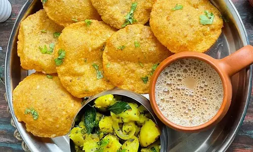 Breakfast Recipe: नाश्ते में परोसें पूरी और आलू की सब्जी