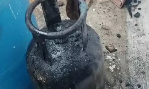 फटने ही वाला था गैस सिलेंडर, दमकल कर्मियों की सतर्कता से टली बड़ी अनहोनी