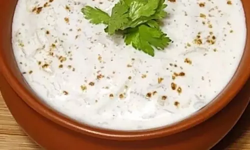 Summer Recipe: चिलचिलाती गर्मी में शरीर को फायदा पहुंचाएगा लौकी का रायता