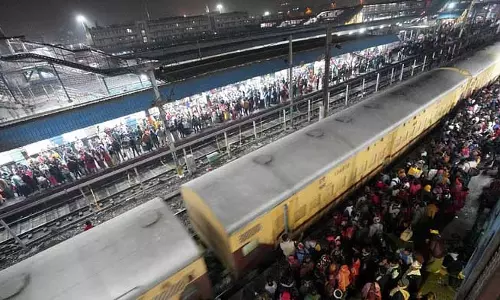 रेलवे स्टेशन पर भगदड़ में 18 की मौत, चश्मदीदों ने हादसे की आंखोदेखी सुनाई