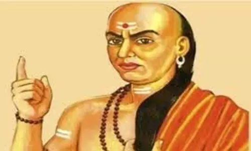 Chanakya Niti : इन बातों पर शर्मिंदा होना मतलब अपना भाग्य खुद बर्बाद करना Chanakya Niti : इन बातों पर शर्मिंदा होना मतलब अपना भाग्य खुद बर्बाद करना