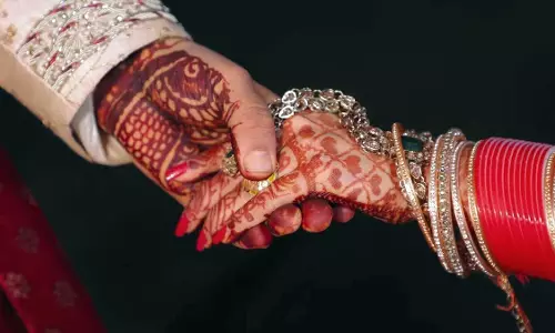 तलाक दिए बगैर ही दो शादियां रचाई, पति का हुआ बंटवारा, जानें अजीबोगरीब मामला तलाक दिए बगैर ही दो शादियां रचाई, पति का हुआ बंटवारा, जानें अजीबोगरीब मामला