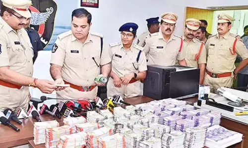 Andhra: जाली मुद्रा रैकेट का भंडाफोड़ Andhra: जाली मुद्रा रैकेट का भंडाफोड़