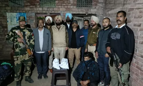 BSF ने एएनटीएफ के साथ मिलकर अमृतसर और तरनतारन में दो संदिग्ध तस्करों को गिरफ्तार किया BSF ने एएनटीएफ के साथ मिलकर अमृतसर और तरनतारन में दो संदिग्ध तस्करों को गिरफ्तार किया