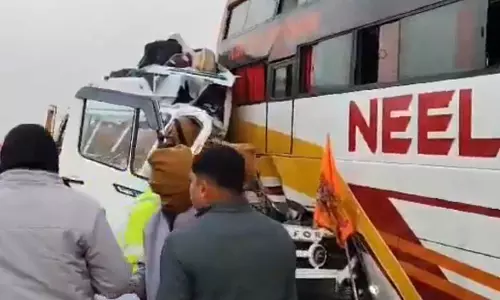 4 श्रद्धालुओं की मौत, सड़क किनारे खड़ी बस में जा घुसा ट्रैवलर, मच गई चीख पुकार
