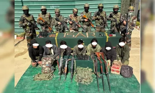 Manipur: चुराचांदपुर में भारी मात्रा में हथियारों के साथ 7 केएनए गिरफ्तार Manipur: चुराचांदपुर में भारी मात्रा में हथियारों के साथ 7 केएनए गिरफ्तार