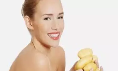 Skin Care: घर में रखे आलू से चमक सकती है त्वचा, यहां बताए गए तरीके से बनाएं फेस पैक
