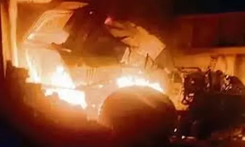 Haryana: डिवाइडर से टकराने के बाद कार में लगी आग, जिंदा जला इंजीनियर Haryana: डिवाइडर से टकराने के बाद कार में लगी आग, जिंदा जला इंजीनियर