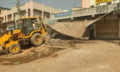 GHMC टाउन प्लानिंग विंग ने गगनपहाड़ से कटेदान तक अवैध अतिक्रमण को हटाया GHMC टाउन प्लानिंग विंग ने गगनपहाड़ से कटेदान तक अवैध अतिक्रमण को हटाया
