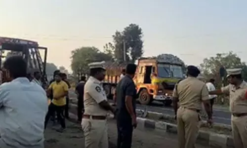 सड़क दुर्घटना में तीन लोगों की मौत, लॉरी और कार के बीच जोरदार टक्कर