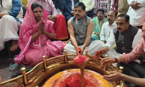 उज्जैन के श्री अंगारेश्वर महादेव मंदिर पहुंचे सीएम मोहन यादव, पूजा के बाद की गौ सेवा