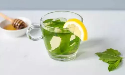 Detox Drinks: घर पर बने ड्रिंक्स से अपने शरीर को डिटॉक्स करें Detox Drinks: घर पर बने ड्रिंक्स से अपने शरीर को डिटॉक्स करें